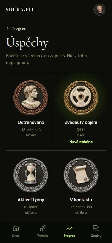 Vitrína úspěchů v klientské aplikaci Socra.fit: odznaky v bronzu, stříbře a zlatě za tréninky, zvednutý objem, aktivní týdny a check-iny.