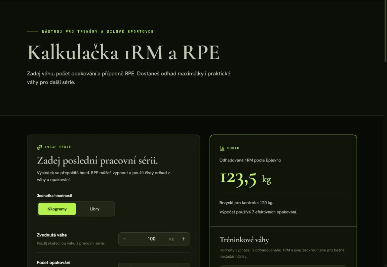 Kalkulačka 1RM a RPE od Socra.fit: vstupy pro váhu, opakování a RPE vlevo, odhad maximálky a tréninkové váhy vpravo